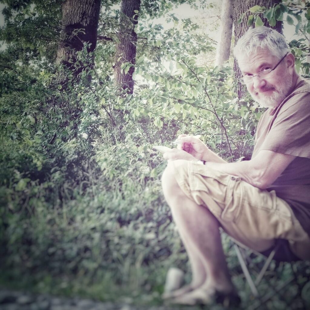 draussen im wald beim zeichnen